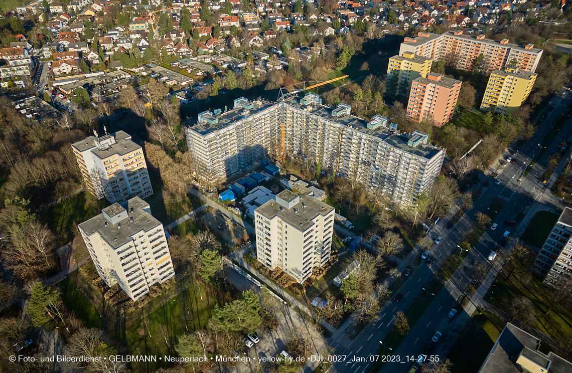 07.01.2023 - Luftbilder von der Baustelle Karl-Marx-Ring 11-21 und Kurt-Eisner-Straße in Neuperlach